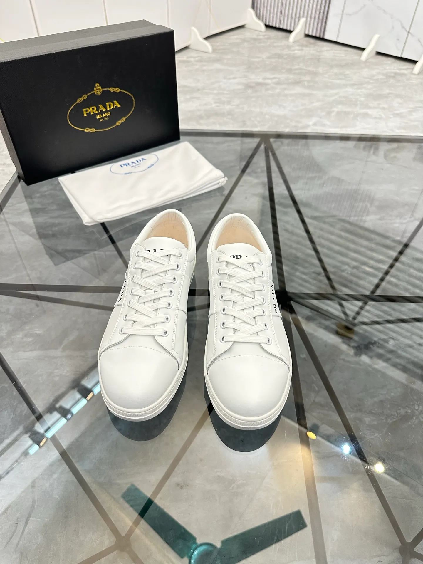 Men's shoes: 💰P400¥ Product trademark: Prada *"Prada*" low-top casual shoes Regular size: 38-44 (can be customized to 45) Product materials: imported cowhide upper, sheepskin lining, original outsole. Number: 020